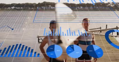 Ekip arkadaşları rıhtımda teçhizat yüklüyor spor analizi üretiyor ve bar turtası grafikleriyle örtüşüyor. Sporcular, teknoloji, modern, yenilik, işbirliği, fitness, dizginleme