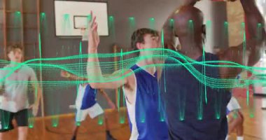 Spor salonunda savunma talimine başlamak için kollarını kaldıran koç, analitik kaplama altında kayan takım arkadaşları. Spor, takım çalışması, çeviklik, eğitim, atletizm, hareket, disiplin