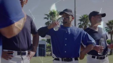 Koç konuşuyor ve beyzbol sahasında su içen oyuncular, spor ikonları yanıp sönüyor ve dünya şekilleniyor. Sporcular, antrenman, hidrasyon, takım çalışması, açık hava, canlı, fitness