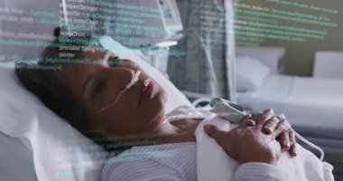 Olgun bir kadın hastane yatağında uzanıp sağlık verilerinin yol açtığı animasyon kodlarını izliyor. Tıbbi, sağlık, dijital, izleme, klinik, iç gözlem, dinginlik