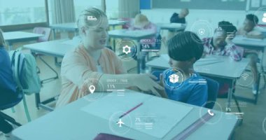 AR simgelerinin yüzdeleri artarken öğretmen, öğrencilere eğitim için işaret gösterisi yapıyor. Eğitim, akıl hocalığı, teknoloji, etkileşim, öğrenme, sınıf, güven