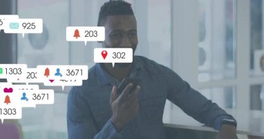 Akıllı telefonu elinde tutan adam buna konuşuyor, etrafında dalgalanmaya tepki veren sosyal medya ikonları oluşturuyor. Teknoloji, iletişim, şehir, yaşam tarzı, dijital, eğlence, ağ