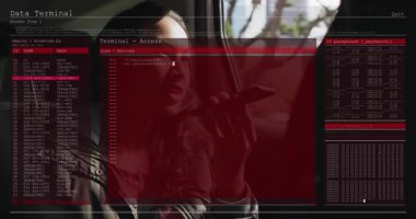 Arka yolcu, kırmızı şifre çözme işlemi için akıllı telefondan Data Terminal 1 'i çalıştırıyor. Siber güvenlik, veri, şifreleme, teknoloji, zeka, iletişim, dijital