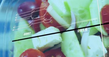 Yakın plan çekimde geçen yılların tarama çizelgesinin salata kabını ortaya çıkardığını görüyoruz. Buzdolabı, tazelik, beslenme, sağlık, minimalizm, canlı, aşçılık