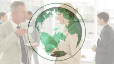 İş adamları kahve paylaşımı ile iletişim kuruyor ve küresel iş dünyasını temsil eden solan küresel bir fikir paylaşıyorlar. Profesyonel, ağ oluşturma, işbirliği, uluslararası, kurumsal, kurumsal kültür, iletişim