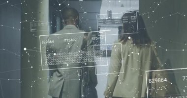 İş adamları canlı veri panelleri kurarak yürüyorlar. Kavrayışlar için ölçüler güncelliyorlar. Teknoloji, veri görselleştirme, işbirliği, yenilik, dijital ortam, analitik, şirket