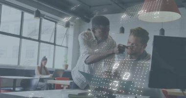 İş arkadaşı monitöre eğilip notları incelemek için ikili sistem oluşturuyor. İşbirliği, teknoloji, yenilik, fütüristik, takım çalışması, ofis, veri