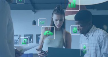 İş arkadaşının telefonunu dinlemesi, dizüstü bilgisayarı göstermesi, eko ve finans ölçümlerini gösteren yüzen simgelere neden olması. İşbirliği, takım çalışması, yenilik, veri görselleştirme, sürdürülebilirlik, modernite, analitik