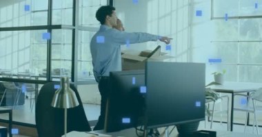 İş arkadaşları dosya paketlerini açıyor, dosya simgesini başlatıyor, masa işaretliyor, kadın onay veriyor. İşbirliği, takım çalışması, modern, profesyonel, çalışma alanı, yenilik, üretkenlik