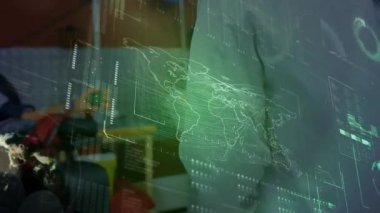 Hologram gerçek zamanlı güç verisi gösterirken, hastanın dinamometre sıkmasını söyleyen bir doktor. Tıbbi, değerlendirme, teknoloji, analiz, sağlık, tanı, yenilik