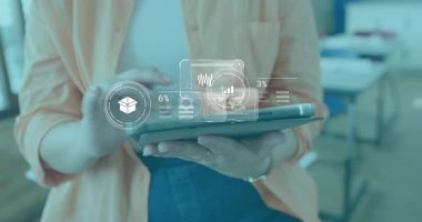 Ofisteki kadın, tableti tıkladıktan ve izleme ölçümlerinden sonra sık holografik veri panellerinin arkasında gülümsüyor. Teknoloji, yenilik, veri analizi, dijital arayüz, iş, fütürizm, takım çalışması