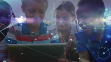 Çocuk, arkadaşlarıyla tablet ekranına dokunuyor, eğiliyor ve öğrenme ağının animasyonuna neden oluyor. Çocuklar, işbirliği, yenilik, teknoloji, açık hava, eğitim, bağlantı