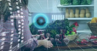 Tezgahta pancar kaldıran, holografik kullanıcıyı çalıştıran ve 6G ile kaliteyi tarayan bir kadın. Fütürist, dijital, arayüz, mutfak, teknoloji, yenilik, canlı