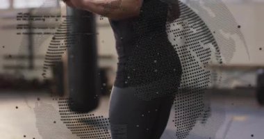 Atletin kayması ve fitness başlatılması dünya ve kod sürüklenirken kum torbasıyla ip atlaması. Fitness, çeviklik, teknoloji, eğitim, güç, spor, hareket