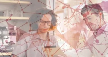 Stylus 'un veri incelemesi için ağ bağlantısı kurması ve ortaya çıkarması üzerine tablet değiştiren iki adam. İşbirliği, teknoloji, ağ oluşturma, profesyonel, yenilik, çalışma alanı, iletişim