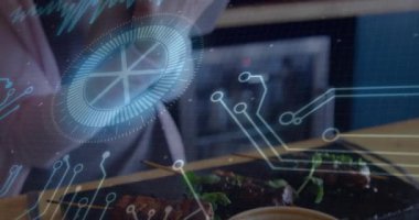 Lokanta, şişlerin üzerinde görünen holografik arayüzü işaret ediyor, tableti alıyor, veri çalışıyor. Gelecek, teknoloji, yenilik, dijital, arayüz, etkileşimli, modern