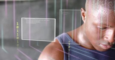 Kolsuz, kolsuz, üstsüz bir adam, gövdenin etrafında beliren paneller kod akışını görselleştiriyor. Gelecek, teknoloji, odaklanma, programlama, holografik, yoğunluk, yenilik