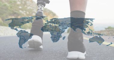 Dünya haritası teknolojisini başlatırken koşucu yokuş yukarı tırmanıyor ve veri simgeleriyle kayboluyor. Atletizm, yenilik, ulaşılabilirlik, teknoloji, açık hava, esneklik, zindelik