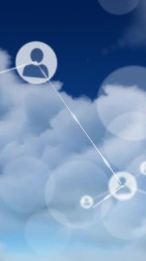 Mavi arkaplandaki bulutların üzerindeki bağlantı ağının animasyonu. Küresel hesaplama, veri işleme ve dijital arayüz kavramı dijital olarak oluşturulmuş video.