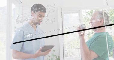 Hasta dambılı kıvırırken, terapist tableti kontrol ediyor, takip sürecinin üzerine veri yüklüyor. Sağlık, rehabilitasyon, ilerleme, terapi, sağlık, yenilik, koçluk