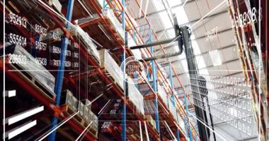 Dijital arayüz, forklift direği raflara girdikten sonra canlı takip için stok seviyelerini güncelliyor. Envanter, lojistik, depo, teknoloji, sanayi, verimlilik, veri görselleştirme