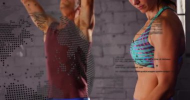 Adam çan kaldırıyor, kadın dambılı dijital nokta haritası olarak kıvırıyor. Kılavuz egzersizinde zayıflıyor. Spor, güç, antrenman, spor, dayanıklılık, kablo