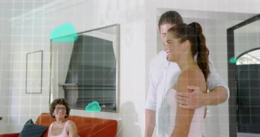 Bir çift, etkinlik için şarap kadehlerini yerleştirmeden önce misafir ağırlama teknolojisini etkinleştiriyor. Sosyalleşme, konukseverlik, modern, enerjik, teknoloji, iletişim, kutlama