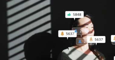 Güneş ışığı bandı gibi ayakta duran bir kadın sosyal bildirimleri başlatıyor sonra da kayboluyor. Düşünceli, minimalist, dijital, teknoloji, iç mekan, yansıtıcı, modern