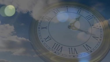 Antik saat yüzü gökyüzünde başlıyor, ikinci el tik tak ediyor, dakikalar hareket ediyor, zamanı gösteriyor. Eski, göksel, ruhani, metafiziksel, minimalist, zarafet, sükunet