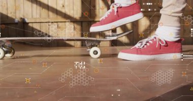 Spor patencisinin rampada ağırlık değiştirmesi kuyruk kaldırma tekerleklerine neden oluyor ve sonra da dönüş için güverteyi kapıyor. Kaykay, dinamik, enerjik, kentsel, spor, aksiyon, gençlik