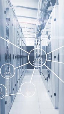 Sunucu odasında bağlantı ağı ve veri işleme animasyonu. Teknoloji, ağ oluşturma, dijital, siber alan, sunucular, geleceksel