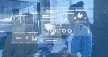 İş arkadaşları tableti tıklatıyor ve iş analitiği incelemesi için veri panellerine çizelge yansıtıyorlar. İşbirliği, analitik, teknoloji, veri görselleştirme, takım çalışması, profesyonel, modern