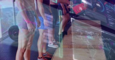 Animasyon ölçümleri eşleşmesiyle spor salonunda dört sporcu spor yapıyor. Sporcular, antrenman, antrenman, fitness, plyometrikler, koordinasyon, güç