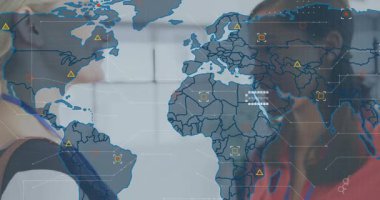 İş arkadaşlarıyla selamlaşmak ve kupa tutmak iş haritasını ateşliyor ve animasyon verilerini örtüyor. İşbirliği, ağ oluşturma, yenilik, teknoloji, modern, profesyonel, iletişim