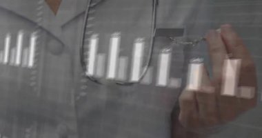 Klinisyen steteskopu şeffaf bar grafikleri olarak ayarlıyor ve ECG dalgaları izleme için yükseliyor. Tıbbi, teknoloji, tanı, profesyonel, sağlık, veri, modern