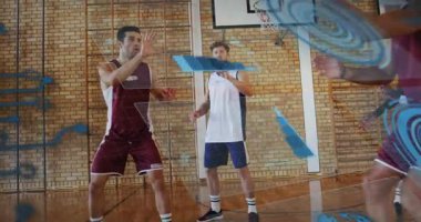 Mavi çubuklar turnike yaparken, sporcu pas taraması yapan defans oyuncusunu geçiyor. Atletizm, spor, rekabet, eylem, eğitim, fütüristik, teknoloji