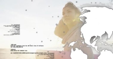 Akıllı telefonu kaldıran ve dünyayı döndürüp kod kaydırırken yoga minder seansı isteyen bir kadın. Teknoloji, iletişim, refah, farkındalık, küreselleşme, yenilik, fitness