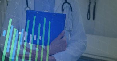 Doktor pano ve steteskop tutuyor, nabız çizelgeleriyle gülümsüyor sağlık verilerini görselleştiriyor. İstatistik, analitik, sağlık, sağlık, profesyonellik, iyimserlik, veri görselleştirme