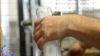 Laboratuar teknisyeni süspansiyonlu tüpü doldurmak için valf ve valf hizalama sütununu açıyor. Bilim, araştırma, deney, kesinlik, laboratuvar, ekipman, sanayi