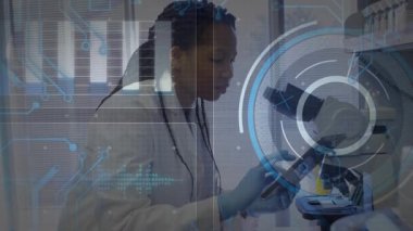 Bilim adamları mikroskoba kayıyor, düğmeyi çeviriyor veri çubuklarını analiz için HUD halkalarını ortaya çıkarıyor. Laboratuvar, yenilik, görselleştirme, kesinlik, teknoloji, keşif, bilimsel