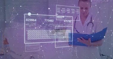 Doktor, analiz için ölçü güncelleyen panelleri gösteren ağ örtüsü olarak muayene odasındaki dizini kontrol ediyor. Tıbbi, teknoloji, analitik, sağlık, dijital, profesyonel, veri