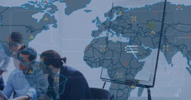 Masa paylaşım tabletinde çalışan veri kıvılcımını gösteren dünya haritası simgelerine sahip dijital ekran. İşbirliği, takım çalışması, yenilik, veri analizi, dijital araçlar, iş stratejisi