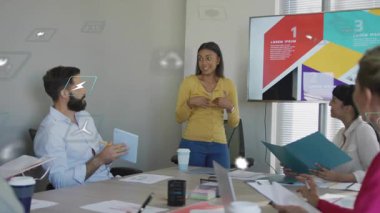 Sunucu uzaktan kumandaya tıklayarak, çalışma odasındaki meslektaşlarının not aldığı animasyon çizelgesini ekrana yansıtıyor. İş, takım çalışması, sunum, şirket, liderlik, iletişim, strateji