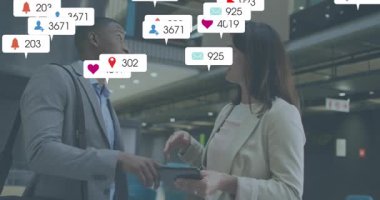 Tablet tutan adam, ekranı tıkırdatan kadın takip pazarlama ölçümlerini çoğaltan alarm simgelerine neden oluyor. İş, işbirliği, teknoloji, veri, analitik, iletişim, kurumsal