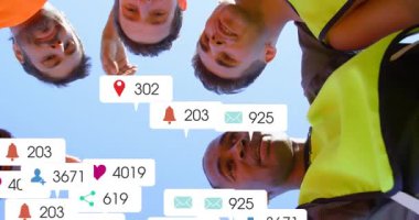 Altı takım arkadaşı zemin kamerasının etrafında toplanıyor ve sosyal medya baloncukları çıkartıyor. Nişanı takip ediyorlar. Takım çalışması, yoldaşlık, spor, fitness, dijital katılım, sosyal medya, birlik