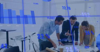 Masadaki çizelgeleri inceleyen üç meslektaş iş sezgilerini gösteren mavi grafikler çiziyor. İşbirliği, takım çalışması, veri analizi, modern ofis, iş stratejisi, yenilik, profesyonel