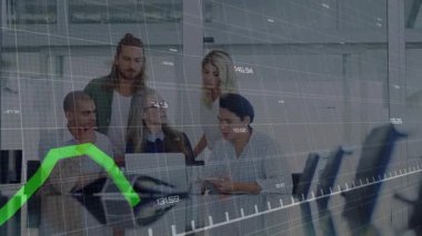 Meslektaşlar dizüstü bilgisayarın etrafında toplanıp yeşil çizgi grafiğini izliyor ve iş analizlerine rehberlik ediyor. İşbirliği, analitik, takım çalışması, dijital, kurumsal, yenilik, veri görselleştirme