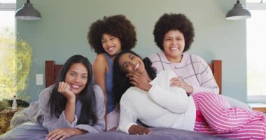 Yatakta dört kadın altın parçacıklar olarak ortaya çıkıyor ve pazarlama için onları büyülüyor. Aile, arkadaşlık, rahatlama, samimiyet, rahat, aydınlık, neşeli