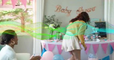 Müstakbel anneye bebek partisinde yaklaşan bir arkadaş, cinsiyetini belli eden bir tulum veriyor. Kutlama, dostluk, beklenti, pastel, neşe, kadınlık, şefkat