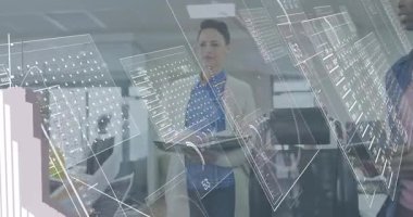 Menajer dosyalar üzerinde çalışırken akıllı telefonu iş verileriyle kontrol ediyor. Teknoloji, veri, analitik, takım çalışması, yenilik, profesyonel, modern